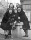 Vera i Marija Andeselić stoje, ispred njih su Sonja i Natalija sa drugaricom, 1943.